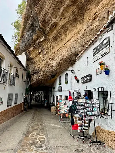 Maisons troglodytes de Setenil de las Bodegas, guide de voyage Malaga Car